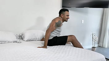 Rabuda gostosa entrando na piroca grande no cuzinho