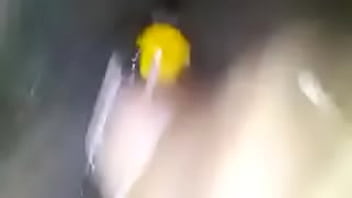 Madura de masturba con una chupeta