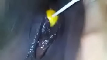 Madura de masturba con una chupeta