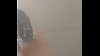 Grabandolo mientras se ducha y el no sabe