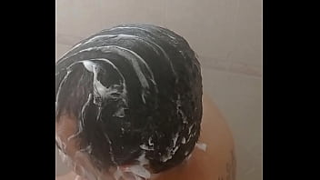 Grabandolo mientras se ducha y el no sabe Grabandolo mientras se ducha y el no sabe