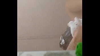 Grabandolo mientras se ducha y el no sabe
