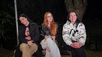 Fomos para a praça do mirante e fizemos uma bugunça deliciosa muitos machos sedentos para fuder e nós querendo putaria