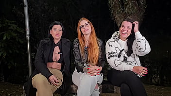 Fomos para a praça do mirante e fizemos uma bugunça deliciosa muitos machos sedentos para fuder e nós querendo putaria