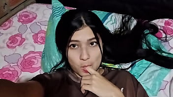 Hermosa latina natural tiene orgasmo tras orgasmo en el sofá casero real