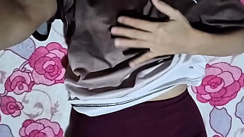 Hermosa latina natural tiene orgasmo tras orgasmo en el sofá casero real