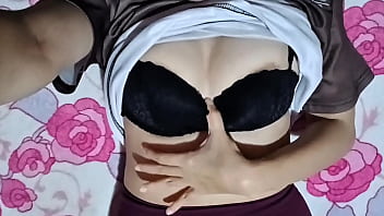 Hermosa latina natural tiene orgasmo tras orgasmo en el sofá casero real