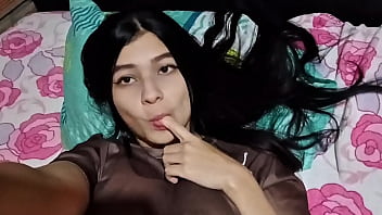 Hermosa latina natural tiene orgasmo tras orgasmo en el sofá casero real