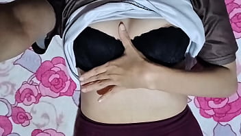Hermosa latina natural tiene orgasmo tras orgasmo en el sofá casero real