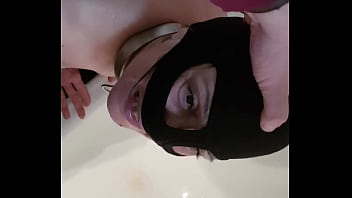 Esclave f la pissotiere Esclave f la pissotiere