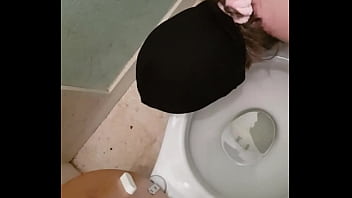 Esclave f la pissotiere