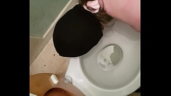 Esclave f la pissotiere