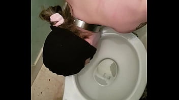 Esclave f la pissotiere