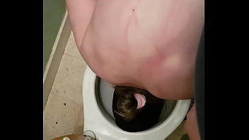 Esclave f la pissotiere