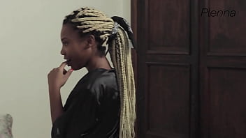 Eu não resisti ouvir meu novo vizinho batendo punheta e fui ajudar