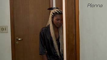 Eu não resisti ouvir meu novo vizinho batendo punheta e fui ajudar