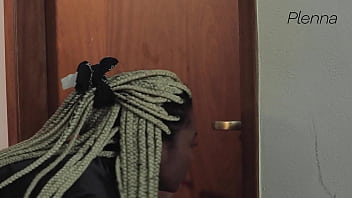 Eu não resisti ouvir meu novo vizinho batendo punheta e fui ajudar