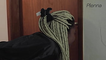 Eu não resisti ouvir meu novo vizinho batendo punheta e fui ajudar