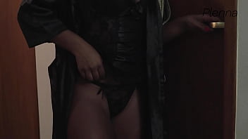 Eu não resisti ouvir meu novo vizinho batendo punheta e fui ajudar