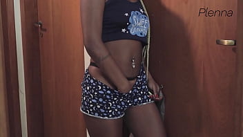 Eu não resisti ouvir meu novo vizinho batendo punheta e fui ajudar