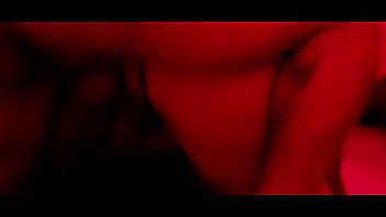 Garota safada faz orgia sem camisinha com 4 amigos ao som de funk e luz vermelha
