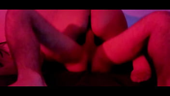 Garota safada faz orgia sem camisinha com 4 amigos ao som de funk e luz vermelha