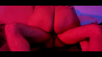 Garota safada faz orgia sem camisinha com 4 amigos ao som de funk e luz vermelha