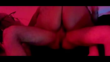 Garota safada faz orgia sem camisinha com 4 amigos ao som de funk e luz vermelha