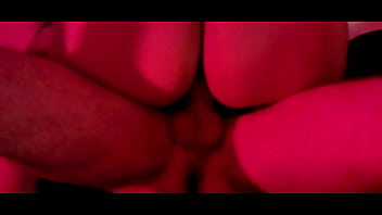 Garota safada faz orgia sem camisinha com 4 amigos ao som de funk e luz vermelha