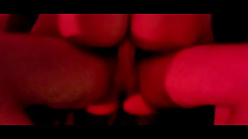 Garota safada faz orgia sem camisinha com 4 amigos ao som de funk e luz vermelha
