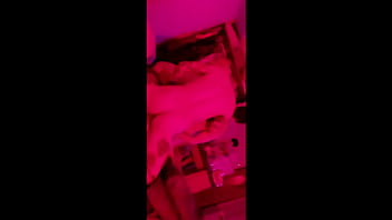 Garota safada faz orgia sem camisinha com 4 amigos ao som de funk e luz vermelha