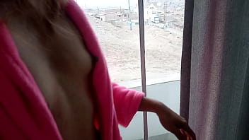 Quería exhibirse para conseguir que la cogieran y consiguió un esposo enojado y la rompió