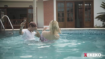 Mi vecina venezolana de enormes tetas se deja follar a cambio de tomarle unas buenas fotos