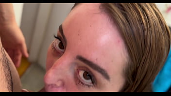 Espío a mi roomie y termino follándomela