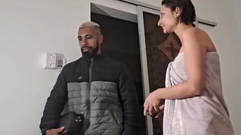 Meu marido não sabe trocar chuveiro chamei o eletricista e dei pra ele na frente do corno