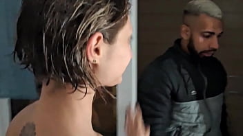 Meu marido não sabe trocar chuveiro chamei o eletricista e dei pra ele na frente do corno