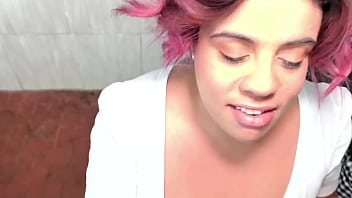 Fui lavar a louça e meu amigo safado me comeu na pia mesmo