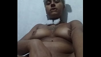 Coelhinha moreninha se divertindo