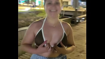 Brincadeiras pela cidade se exibindo em público pelas ruas e pela praia com final feliz vídeo completo no red