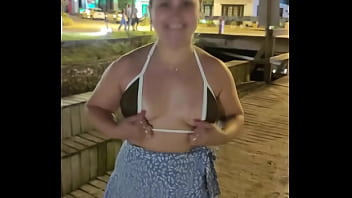 Brincadeiras pela cidade se exibindo em público pelas ruas e pela praia com final feliz vídeo completo no red