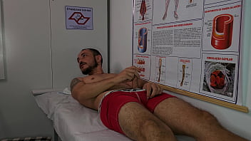 Enfermeira fica excitada com ereção do paciente