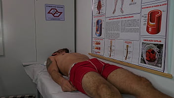 Enfermeira fica excitada com ereção do paciente