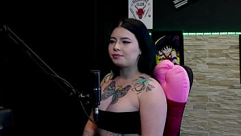 Safada faz stripper e tira a roupa depois de falar que traiu o namorado com dezesseis pessoas em uma balada kalyca watch sheer red