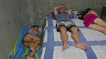 Esposa divide o quarto com amiga amiga não resistiu a tentação