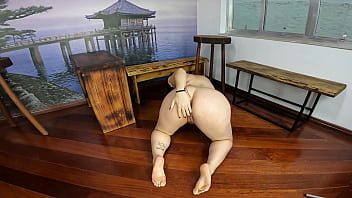 Ela senta no brinquedo gigante com muita vontade