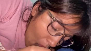 A mi hermanastra le encanta saltar en mi verga cuando no hay nadie