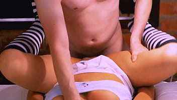 El padrastro invitó a la mejor amiga a su sala y la pasión los envolvió