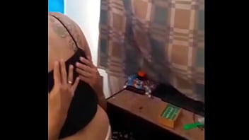 Mi vecina siempre esta muy caliente y busca una excusa para follar aprovecha que voy saliendo del baño para pegarme en los huevos