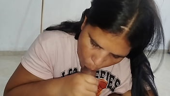 Pov chica de culo gordo chupa la polla del viejo de su padrastro hasta tragarse el semen