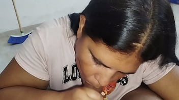 Pov chica de culo gordo chupa la polla del viejo de su padrastro hasta tragarse el semen